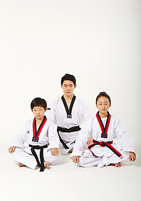 포토 JPG 스튜디오촬영 전신 여학생 여자 남자 남학생 청소년 실내 앉기 20대 성인 앞모습 10대 세명 운동 눈감음 한국인 명상 태권도 태권도복 검은띠 사교육 사범 방과후 품띠 국내포토 학생 교육 스포츠용품 뷰포인트 모션 건강 도복 사람 동양인 청년 내부 격투기 끈 파일형식