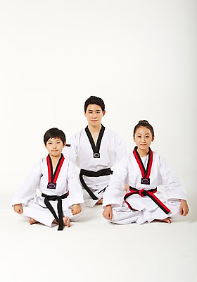 포토 JPG 스튜디오촬영 전신 여학생 여자 남자 남학생 청소년 실내 앉기 20대 성인 앞모습 10대 세명 운동 한국인 태권도 태권도복 검은띠 사교육 사범 방과후 품띠 국내포토 학생 교육 스포츠용품 뷰포인트 모션 건강 도복 사람 동양인 청년 내부 격투기 끈 파일형식