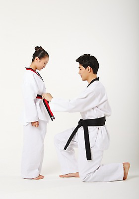 포토 JPG 스튜디오촬영 전신 여학생 여자 남자 남학생 청소년 실내 서기 앉기 20대 성인 두명 옆모습 10대 운동 한국인 태권도 태권도복 검은띠 사교육 사범 성인만 방과후 품띠 국내포토 학생 교육 스포츠용품 뷰포인트 모션 건강 도복 사람 동양인 청년 내부 격투기 끈 파일형식