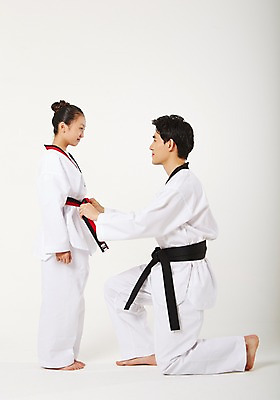 포토 JPG 스튜디오촬영 전신 여학생 여자 남자 남학생 청소년 실내 서기 앉기 20대 성인 두명 옆모습 10대 운동 한국인 태권도 태권도복 검은띠 사교육 사범 성인만 방과후 품띠 국내포토 학생 교육 스포츠용품 뷰포인트 모션 건강 도복 사람 동양인 청년 내부 격투기 끈 파일형식