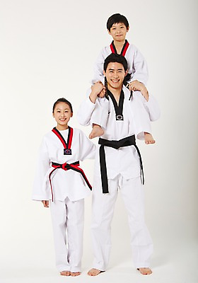 포토 JPG 스튜디오촬영 전신 여학생 여자 남자 남학생 청소년 실내 서기 20대 성인 앞모습 10대 세명 운동 파이팅 한국인 목말 태권도 태권도복 검은띠 사교육 사범 방과후 품띠 국내포토 학생 교육 스포츠용품 뷰포인트 모션 건강 도복 사람 동양인 청년 내부 격투기 끈 파일형식