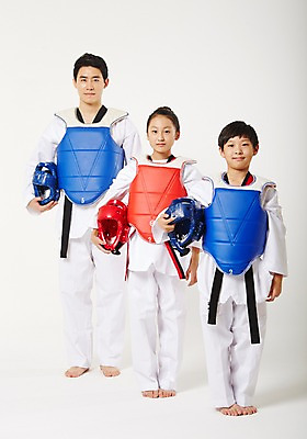 포토 JPG 스튜디오촬영 전신 여학생 여자 남자 남학생 청소년 실내 서기 들기 20대 성인 앞모습 10대 세명 운동 한국인 보호장비 태권도 태권도복 검은띠 사교육 사범 방과후 품띠 국내포토 학생 교육 스포츠용품 뷰포인트 모션 건강 도복 사람 동양인 청년 내부 격투기 장비 끈 파일형식