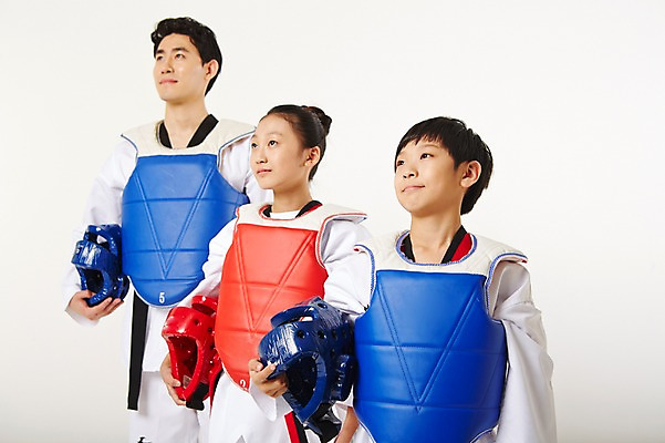 포토 JPG 스튜디오촬영 응시 여학생 여자 남자 남학생 청소년 실내 서기 상반신 20대 성인 앞모습 10대 세명 운동 한국인 보호장비 태권도 태권도복 사교육 사범 방과후 국내포토 학생 시선 교육 뷰포인트 모션 건강 도복 사람 동양인 청년 내부 격투기 장비 파일형식