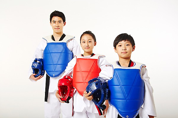 포토 JPG 스튜디오촬영 여학생 여자 남자 남학생 청소년 실내 서기 미소 상반신 20대 성인 앞모습 10대 세명 운동 한국인 보호장비 태권도 태권도복 사교육 사범 방과후 국내포토 학생 교육 뷰포인트 모션 표정 건강 도복 사람 동양인 청년 내부 격투기 장비 파일형식