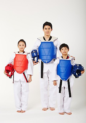 포토 JPG 스튜디오촬영 전신 여학생 여자 남자 남학생 청소년 실내 서기 들기 20대 성인 앞모습 10대 세명 운동 한국인 보호장비 태권도 태권도복 사교육 사범 방과후 국내포토 학생 교육 뷰포인트 모션 건강 도복 사람 동양인 청년 내부 격투기 장비 파일형식