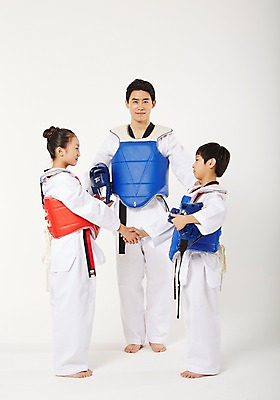 포토 JPG 스튜디오촬영 전신 여학생 여자 남자 남학생 청소년 실내 서기 20대 성인 앞모습 옆모습 10대 세명 운동 한국인 보호장비 태권도 태권도복 사교육 사범 방과후 국내포토 학생 교육 뷰포인트 모션 건강 도복 사람 동양인 청년 내부 격투기 장비 파일형식