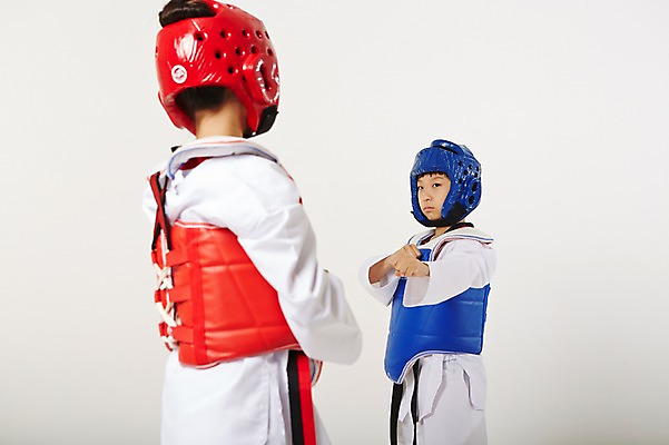 포토 JPG 스튜디오촬영 여학생 여자 남자 남학생 청소년 실내 서기 상반신 두명 앞모습 뒷모습 10대 운동 경쟁 주먹 한국인 보호장비 태권도 태권도복 사교육 십대만 성인만 방과후 국내포토 학생 교육 뷰포인트 컨셉 모션 건강 도복 사람 동양인 내부 격투기 장비 파일형식