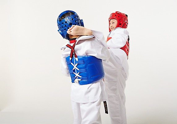 포토 JPG 스튜디오촬영 전신 여학생 여자 남자 남학생 청소년 실내 서기 상반신 두명 앞모습 뒷모습 10대 운동 경쟁 한국인 킥 보호장비 공격 태권도 태권도복 사교육 십대만 성인만 방과후 국내포토 학생 교육 뷰포인트 컨셉 모션 건강 도복 사람 동양인 내부 격투기 장비 파일형식