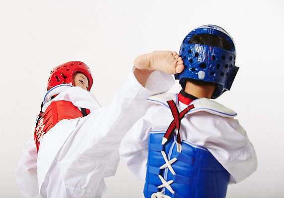 포토 JPG 스튜디오촬영 여학생 여자 남자 남학생 청소년 실내 서기 상반신 두명 뒷모습 10대 운동 경쟁 한국인 킥 보호장비 공격 태권도 태권도복 사교육 십대만 성인만 방과후 국내포토 학생 교육 뷰포인트 컨셉 모션 건강 도복 사람 동양인 내부 격투기 장비 파일형식