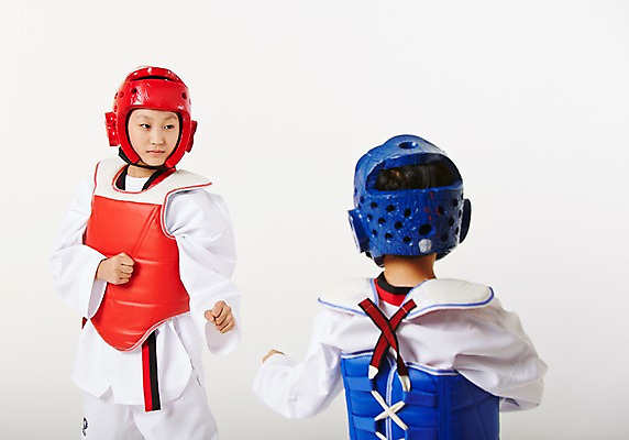 포토 JPG 스튜디오촬영 여학생 여자 남자 남학생 청소년 실내 서기 상반신 두명 앞모습 뒷모습 10대 운동 경쟁 한국인 보호장비 태권도 태권도복 사교육 십대만 방과후 국내포토 학생 교육 뷰포인트 컨셉 모션 건강 도복 사람 동양인 내부 격투기 장비 파일형식