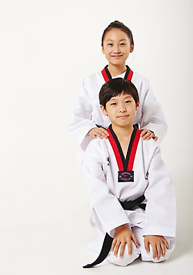 포토 JPG 스튜디오촬영 여학생 여자 남자 남학생 청소년 실내 미소 앉기 두명 앞모습 10대 운동 한국인 무릎꿇기 태권도 태권도복 검은띠 사교육 십대만 성인만 방과후 국내포토 학생 교육 스포츠용품 뷰포인트 모션 표정 건강 도복 사람 동양인 내부 격투기 끈 파일형식