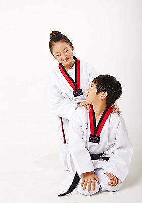 포토 JPG 스튜디오촬영 여학생 여자 남자 남학생 청소년 실내 미소 앉기 두명 앞모습 10대 운동 마주보기 한국인 무릎꿇기 태권도 태권도복 검은띠 사교육 십대만 성인만 방과후 국내포토 학생 교육 스포츠용품 뷰포인트 모션 표정 건강 도복 사람 동양인 내부 격투기 끈 파일형식