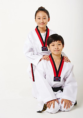 포토 JPG 스튜디오촬영 여학생 여자 남자 남학생 청소년 실내 미소 앉기 두명 앞모습 10대 운동 한국인 무릎꿇기 태권도 태권도복 검은띠 사교육 십대만 성인만 방과후 국내포토 학생 교육 스포츠용품 뷰포인트 모션 표정 건강 도복 사람 동양인 내부 격투기 끈 파일형식