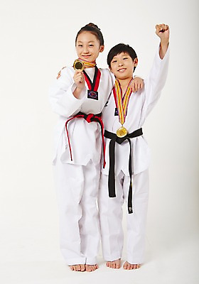 포토 JPG 스튜디오촬영 전신 여학생 여자 남자 남학생 청소년 실내 서기 미소 두명 앞모습 10대 운동 파이팅 한국인 메달 태권도 태권도복 검은띠 사교육 십대만 성인만 방과후 품띠 국내포토 학생 교육 스포츠용품 뷰포인트 모션 표정 건강 도복 사람 동양인 내부 격투기 끈 상_상패 파일형식
