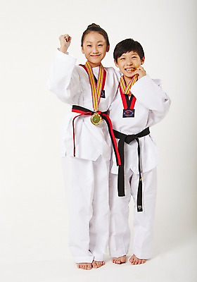 포토 JPG 스튜디오촬영 전신 여학생 여자 남자 남학생 청소년 실내 서기 미소 두명 앞모습 10대 운동 파이팅 한국인 메달 태권도 태권도복 검은띠 사교육 십대만 성인만 방과후 품띠 국내포토 학생 교육 스포츠용품 뷰포인트 모션 표정 건강 도복 사람 동양인 내부 격투기 끈 상_상패 파일형식