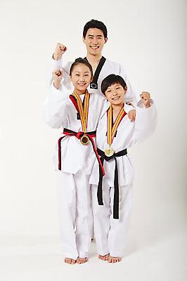 포토 JPG 스튜디오촬영 전신 여학생 여자 남자 남학생 청소년 실내 서기 20대 성인 앞모습 10대 세명 운동 파이팅 한국인 메달 태권도 태권도복 검은띠 사교육 사범 시옷 방과후 품띠 국내포토 학생 교육 스포츠용품 뷰포인트 모션 건강 도복 사람 동양인 청년 내부 격투기 끈 자음 상_상패 파일형식
