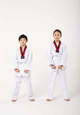 포토 JPG 스튜디오촬영 전신 여학생 여자 남자 남학생 청소년 실내 서기 두명 앞모습 10대 운동 한국인 태권도 태권도복 품새 사교육 십대만 성인만 방과후 국내포토 학생 교육 뷰포인트 모션 건강 도복 사람 동양인 내부 격투기 파일형식