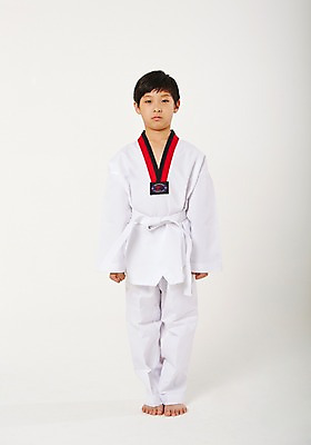 포토 JPG 스튜디오촬영 전신 남자 남학생 청소년 실내 한명 서기 앞모습 10대 운동 한국인 태권도 태권도복 사교육 십대남자한명만 방과후 흰띠 국내포토 1 학생 교육 스포츠용품 뷰포인트 모션 건강 도복 사람 동양인 내부 격투기 끈 남자한명만 십대남자만 파일형식