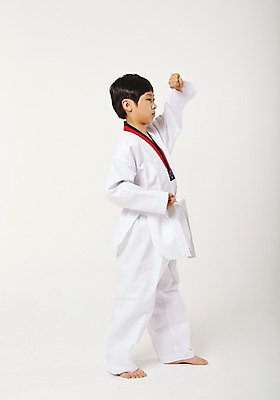포토 JPG 스튜디오촬영 전신 남자 남학생 청소년 실내 한명 서기 옆모습 10대 운동 한국인 태권도 태권도복 품새 사교육 십대남자한명만 방과후 흰띠 국내포토 1 학생 교육 스포츠용품 뷰포인트 모션 건강 도복 사람 동양인 내부 격투기 끈 남자한명만 십대남자만 파일형식