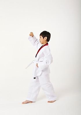포토 JPG 스튜디오촬영 전신 남자 남학생 청소년 실내 한명 서기 옆모습 10대 운동 한국인 태권도 태권도복 품새 사교육 십대남자한명만 방과후 흰띠 국내포토 1 학생 교육 스포츠용품 뷰포인트 모션 건강 도복 사람 동양인 내부 격투기 끈 남자한명만 십대남자만 파일형식