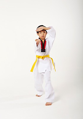 포토 JPG 스튜디오촬영 전신 남자 남학생 청소년 실내 한명 서기 앞모습 10대 운동 한국인 태권도 태권도복 품새 사교육 십대남자한명만 방과후 노란띠 국내포토 1 학생 교육 스포츠용품 뷰포인트 모션 건강 도복 사람 동양인 내부 격투기 끈 남자한명만 십대남자만 파일형식