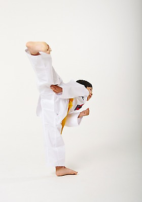 포토 JPG 스튜디오촬영 전신 남자 남학생 청소년 실내 한명 서기 옆모습 10대 운동 한국인 킥 태권도 태권도복 품새 사교육 십대남자한명만 방과후 노란띠 국내포토 1 학생 교육 스포츠용품 뷰포인트 모션 건강 도복 사람 동양인 내부 격투기 끈 남자한명만 십대남자만 파일형식