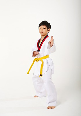 포토 JPG 스튜디오촬영 전신 남자 남학생 청소년 실내 한명 서기 앞모습 10대 운동 한국인 태권도 태권도복 품새 사교육 십대남자한명만 방과후 노란띠 국내포토 1 학생 교육 스포츠용품 뷰포인트 모션 건강 도복 사람 동양인 내부 격투기 끈 남자한명만 십대남자만 파일형식