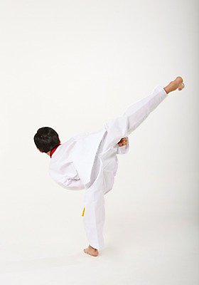 포토 JPG 스튜디오촬영 전신 남자 남학생 청소년 실내 한명 서기 뒷모습 10대 운동 한국인 킥 태권도 태권도복 품새 사교육 십대남자한명만 방과후 노란띠 국내포토 1 학생 교육 스포츠용품 뷰포인트 모션 건강 도복 사람 동양인 내부 격투기 끈 남자한명만 십대남자만 파일형식