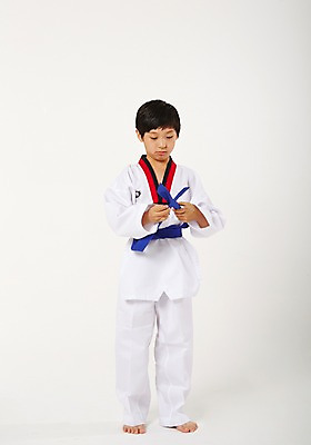 포토 JPG 스튜디오촬영 전신 남자 남학생 청소년 실내 한명 서기 앞모습 10대 운동 한국인 태권도 태권도복 사교육 십대남자한명만 방과후 파란띠 국내포토 1 학생 교육 스포츠용품 뷰포인트 모션 건강 도복 사람 동양인 내부 격투기 끈 남자한명만 십대남자만 파일형식