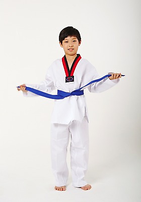 포토 JPG 스튜디오촬영 전신 남자 남학생 청소년 실내 한명 서기 미소 앞모습 10대 운동 한국인 태권도 태권도복 사교육 십대남자한명만 방과후 파란띠 국내포토 1 학생 교육 스포츠용품 뷰포인트 모션 표정 건강 도복 사람 동양인 내부 격투기 끈 남자한명만 십대남자만 파일형식