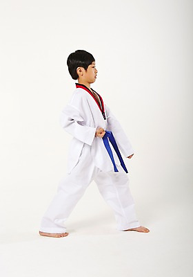 포토 JPG 스튜디오촬영 전신 남자 남학생 청소년 실내 한명 서기 옆모습 10대 운동 한국인 태권도 태권도복 품새 사교육 십대남자한명만 방과후 파란띠 국내포토 1 학생 교육 스포츠용품 뷰포인트 모션 건강 도복 사람 동양인 내부 격투기 끈 남자한명만 십대남자만 파일형식