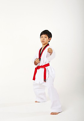 포토 JPG 스튜디오촬영 전신 남자 남학생 청소년 실내 한명 서기 옆모습 10대 운동 한국인 태권도 태권도복 품새 사교육 십대남자한명만 방과후 빨간띠 국내포토 1 학생 교육 스포츠용품 뷰포인트 모션 건강 도복 사람 동양인 내부 격투기 끈 남자한명만 십대남자만 파일형식