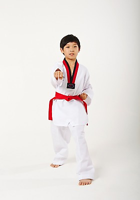 포토 JPG 스튜디오촬영 전신 남자 남학생 청소년 실내 한명 서기 앞모습 10대 운동 주먹 한국인 태권도 태권도복 품새 사교육 십대남자한명만 방과후 빨간띠 국내포토 1 학생 교육 스포츠용품 뷰포인트 모션 건강 도복 사람 동양인 내부 격투기 끈 남자한명만 십대남자만 파일형식