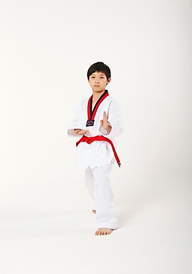 포토 JPG 스튜디오촬영 전신 남자 남학생 청소년 실내 한명 서기 앞모습 10대 운동 한국인 태권도 태권도복 품새 사교육 십대남자한명만 방과후 빨간띠 국내포토 1 학생 교육 스포츠용품 뷰포인트 모션 건강 도복 사람 동양인 내부 격투기 끈 남자한명만 십대남자만 파일형식