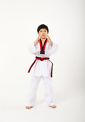 포토 JPG 스튜디오촬영 전신 남자 남학생 청소년 실내 한명 서기 앞모습 10대 운동 한국인 태권도 태권도복 품새 사교육 십대남자한명만 방과후 품띠 국내포토 1 학생 교육 스포츠용품 뷰포인트 모션 건강 도복 사람 동양인 내부 격투기 끈 남자한명만 십대남자만 파일형식