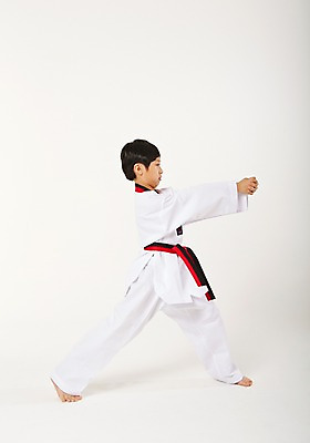 포토 JPG 스튜디오촬영 전신 남자 남학생 청소년 실내 한명 서기 옆모습 10대 운동 한국인 태권도 태권도복 품새 사교육 십대남자한명만 방과후 품띠 국내포토 1 학생 교육 스포츠용품 뷰포인트 모션 건강 도복 사람 동양인 내부 격투기 끈 남자한명만 십대남자만 파일형식