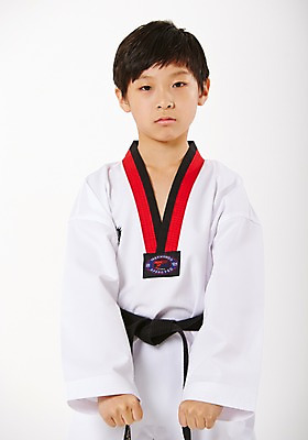 포토 JPG 스튜디오촬영 남자 남학생 청소년 실내 한명 서기 상반신 앞모습 10대 운동 주먹 한국인 태권도 태권도복 품새 검은띠 사교육 십대남자한명만 방과후 국내포토 1 학생 교육 스포츠용품 뷰포인트 모션 건강 도복 사람 동양인 내부 격투기 끈 남자한명만 십대남자만 파일형식