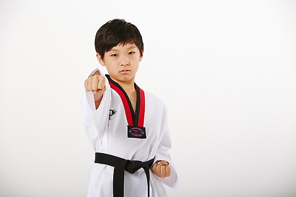 포토 JPG 스튜디오촬영 남자 남학생 청소년 실내 한명 서기 상반신 앞모습 10대 운동 주먹 한국인 태권도 태권도복 품새 검은띠 사교육 십대남자한명만 방과후 국내포토 1 학생 교육 스포츠용품 뷰포인트 모션 건강 도복 사람 동양인 내부 격투기 끈 남자한명만 십대남자만 파일형식