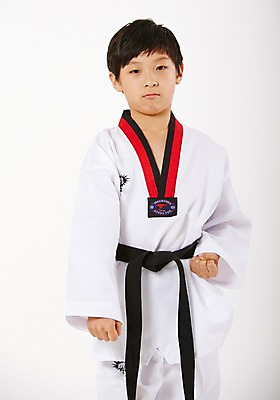 포토 JPG 스튜디오촬영 남자 남학생 청소년 실내 한명 서기 상반신 앞모습 10대 운동 주먹 한국인 태권도 태권도복 품새 검은띠 사교육 십대남자한명만 방과후 국내포토 1 학생 교육 스포츠용품 뷰포인트 모션 건강 도복 사람 동양인 내부 격투기 끈 남자한명만 십대남자만 파일형식