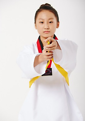 포토 JPG 스튜디오촬영 여학생 여자 청소년 실내 한명 서기 상반신 앞모습 10대 운동 한국인 태권도 태권도복 사교육 십대여자한명만 방과후 노란띠 국내포토 1 학생 교육 스포츠용품 뷰포인트 모션 건강 도복 사람 동양인 내부 격투기 끈 여자한명만 십대여자만 파일형식