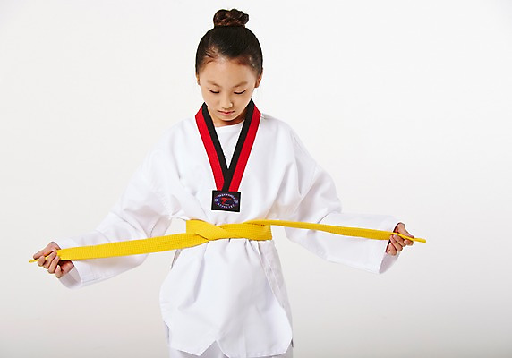 포토 JPG 스튜디오촬영 여학생 여자 청소년 실내 한명 서기 상반신 앞모습 10대 운동 한국인 태권도 태권도복 사교육 십대여자한명만 방과후 노란띠 국내포토 1 학생 교육 스포츠용품 뷰포인트 모션 건강 도복 사람 동양인 내부 격투기 끈 여자한명만 십대여자만 파일형식