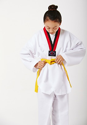 포토 JPG 스튜디오촬영 여학생 여자 청소년 실내 한명 서기 상반신 앞모습 10대 운동 한국인 태권도 태권도복 사교육 십대여자한명만 방과후 노란띠 국내포토 1 학생 교육 스포츠용품 뷰포인트 모션 건강 도복 사람 동양인 내부 격투기 끈 여자한명만 십대여자만 파일형식