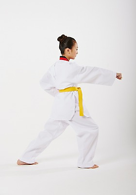 포토 JPG 스튜디오촬영 전신 여학생 여자 청소년 실내 한명 서기 옆모습 10대 운동 주먹 한국인 태권도 태권도복 사교육 십대여자한명만 방과후 노란띠 국내포토 1 학생 교육 스포츠용품 뷰포인트 모션 건강 도복 사람 동양인 내부 격투기 끈 여자한명만 십대여자만 파일형식