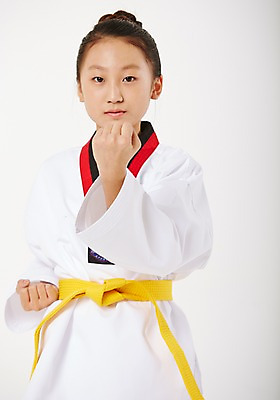 포토 JPG 스튜디오촬영 여학생 여자 청소년 실내 한명 서기 미소 상반신 앞모습 10대 운동 주먹 한국인 태권도 태권도복 품새 사교육 십대여자한명만 방과후 노란띠 국내포토 1 학생 교육 스포츠용품 뷰포인트 모션 표정 건강 도복 사람 동양인 내부 격투기 끈 여자한명만 십대여자만 파일형식