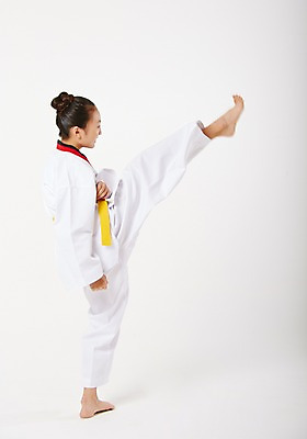 포토 JPG 스튜디오촬영 전신 여학생 여자 청소년 실내 한명 옆모습 10대 운동 한국인 킥 태권도 태권도복 품새 사교육 십대여자한명만 방과후 노란띠 국내포토 1 학생 교육 스포츠용품 뷰포인트 모션 건강 도복 사람 동양인 내부 격투기 끈 여자한명만 십대여자만 파일형식