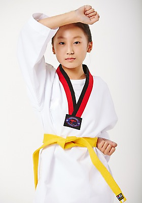 포토 JPG 스튜디오촬영 여학생 여자 청소년 실내 한명 서기 상반신 앞모습 10대 운동 한국인 태권도 태권도복 품새 사교육 십대여자한명만 방과후 노란띠 국내포토 1 학생 교육 스포츠용품 뷰포인트 모션 건강 도복 사람 동양인 내부 격투기 끈 여자한명만 십대여자만 파일형식