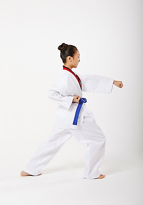 포토 JPG 스튜디오촬영 전신 여학생 여자 청소년 실내 한명 서기 옆모습 10대 운동 주먹 한국인 태권도 태권도복 품새 사교육 십대여자한명만 방과후 파란띠 국내포토 1 학생 교육 스포츠용품 뷰포인트 모션 건강 도복 사람 동양인 내부 격투기 끈 여자한명만 십대여자만 파일형식