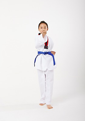 포토 JPG 스튜디오촬영 전신 여학생 여자 청소년 실내 한명 서기 앞모습 10대 운동 한국인 태권도 태권도복 품새 사교육 십대여자한명만 방과후 파란띠 국내포토 1 학생 교육 스포츠용품 뷰포인트 모션 건강 도복 사람 동양인 내부 격투기 끈 여자한명만 십대여자만 파일형식