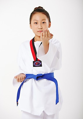 포토 JPG 스튜디오촬영 여학생 여자 청소년 실내 한명 서기 상반신 앞모습 10대 운동 한국인 태권도 태권도복 사교육 십대여자한명만 방과후 파란띠 국내포토 1 학생 교육 스포츠용품 뷰포인트 모션 건강 도복 사람 동양인 내부 격투기 끈 여자한명만 십대여자만 파일형식