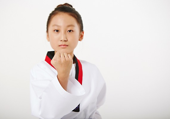 포토 JPG 스튜디오촬영 여학생 여자 청소년 실내 한명 서기 상반신 앞모습 10대 운동 주먹 한국인 태권도 태권도복 품새 사교육 십대여자한명만 방과후 국내포토 1 학생 교육 뷰포인트 모션 건강 도복 사람 동양인 내부 격투기 여자한명만 십대여자만 파일형식